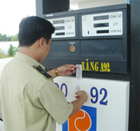 Nhiều người cho rằng giá xăng giảm như vậy là quá ít.