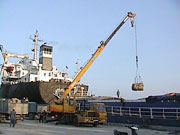 Tàu đang bốc xếp xi măng qua Cảng Ba Ngòi.