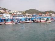 Tàu du lịch tuyến đảo đang chờ khách tại cảng Cầu Đá, Nha Trang.