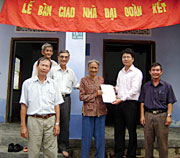 Đại diện Công ty Cổ phần Ngọc Khang bàn giao nhà đại đoàn kết cho hộ bà Đinh Thị Cẩm.