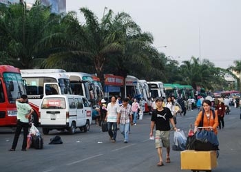 Dịp nghỉ lễ 30-4 và 1-5: Giá vé tàu, xe tăng khá cao