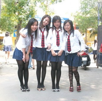 Đồng phục váy ngắn quá đầu gối sẽ bị cấm ở trường học.