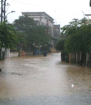 2h sáng nay (25/11/2004), nước đã bắt đầu tràn lên các con đường và nhà dân ở Huế. Đây là trận lụt lớn đầu tiên trong năm và chưa chắc là trận lụt cuối cùng, vì theo dân gian thì phải đến sau 23/10 âm lịch mới hết mùa lụt (Ông tha mà bà chẳng tha/Bà cho cái lụt hai ba tháng mười). Mời các bạn vào xem phóng sự ảnh do PV NetCodo thực hiện ở trang Hue24h. Ảnh: Đường Võ Thị Sáu - N.T.T