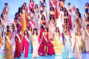 Các thí sinh trong đêm chung kết HHTG 2004