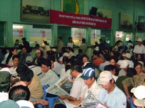 Hàng trăm người chờ mua vé tàu Tết ở ga Sài Gòn