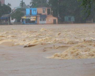 Nước lũ đang tràn về Đập Đá