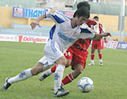 Tấn Tài (áo trắng) trong màu áo đội U21 Khánh Hòa.