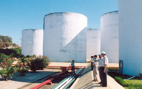 Kiểm tra phòng chống cháy nổ ở các bể chứa là việc làm thường xuyên của Công ty Xăng dầu Phú Khánh.