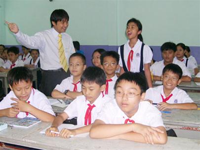 HS học tiếng Nhật tại Trường THCS Lê Quý Đôn (Q.3, TP.HCM) với một GV người Nhật