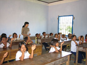 Một lớp học tăng cường tiếng Việt cho học sinh dân tộc thiểu số tại xã Ba Cụm Bắc trước năm học mới.