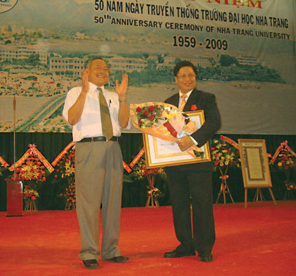 Thừa ủy nhiệm của Chủ tịch nước, đồng chí Nguyễn Văn Tự - Ủy viên Trung ương Đảng, Bí thư Tỉnh ủy (bên trái) trao tặng Huân chương Lao động hạng Ba cho Tiến sĩ Vũ Văn Xứng.