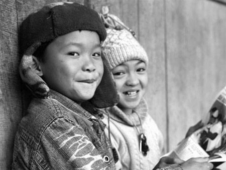 Cuối năm 2008, trẻ em ở tỉnh Cao Bằng đã được nhận hơn 5 tấn quần áo ấm, cùng nhiều vật phẩm khác trong từ dự án đoạt giải Mùa đông ấm. Ảnh: Vicongdong.