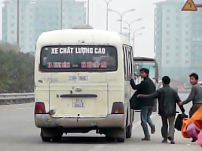 Xe khách chạy dù trên quốc lộ 1A. Ảnh: Vạn Xuân