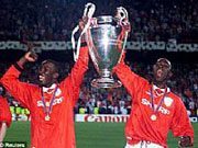 Giao hữu bóng đá giữa cựu sao M.U, Liverpool và sao Việt Nam