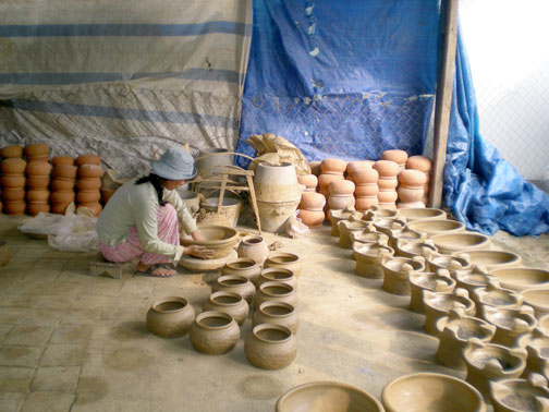 Gia đình ông Lê Văn Hai, thôn Trung Dõng 3 vẫn cố gắng bám lấy nghề gốm truyền thống để mưu sinh.