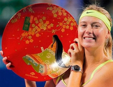 Maria Sharapova với phần thưởng chiến thắng. Ảnh: AP.