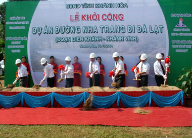 Các vị lãnh đạo tỉnh Khánh Hòa tiến hành nghi thức khởi công.