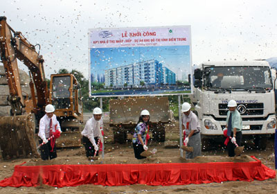 Bà Nguyễn Thị Thu Hằng - Phó Chủ tịch UBND tỉnh Khánh Hòa cùng đại diện Công ty và khách mời thực hiện nghi lễ khởi công.