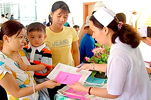 Trẻ dưới 6 tuổi khám chữa bệnh miễn phí bằng thẻ bảo hiểm y tế