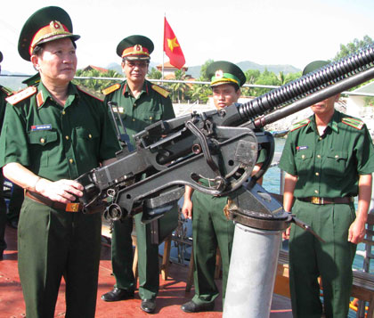Thượng tướng Nguyễn Huy Hiệu kiểm tra súng máy phòng không 12,7 ly trên tàu tuần tra của Hải đội 2, Bộ đội Biên phòng Khánh Hòa.
