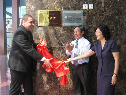 Các vị lãnh đạo tiến hành thủ tục gắn sao cho Khách sạn Novotel Nha Trang. 