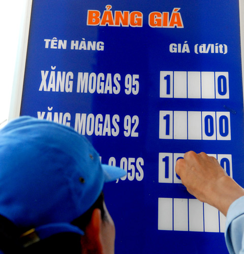 Xăng 92 có giá bán mới 15.500 đồng một lít. 