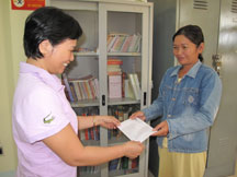 Trao tiền ủng hộ của bạn đọc cho cháu Nguyễn Thị Như Quỳnh