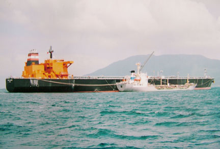 Đến năm 2013, việc trung chuyển hàng hóa tại KKT Vân Phong sẽ có nhiều thuận lợi hơn (Trong ảnh: Trung chuyển dầu trên vịnh Vân Phong). Ảnh HOÀNG TRIỀU.