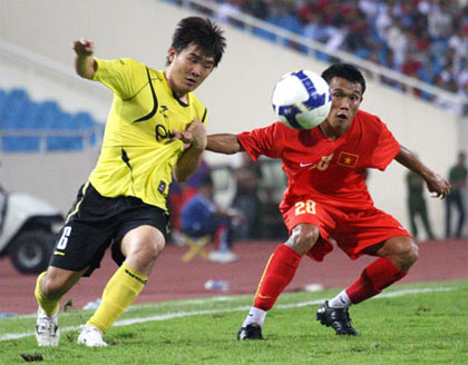 U23 Việt Nam (đỏ) coi trận gặp Chunnam là cữ dượt quan trọng cho SEA Games.