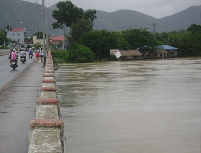 Mực nước sông Cái Nha Trang đang xuống nhanh (ảnh chụp tại cầu Mới, Diên Khánh)