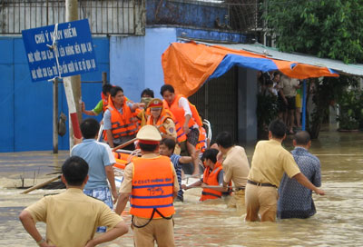 Lực lược cứu hộ khẩn trương đưa người dân đến nơi an toàn.