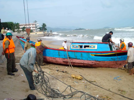 Phương tiện của ông Trần Hữu Thiện (Vĩnh Thọ, Nha Trang) bị sóng nhấn chìm tháng 11-2008.