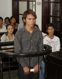 Bênh anh, em vào tù