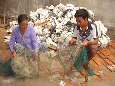 Cô Phường và em Cương chuẩn bị lưới đi bắt ốc.