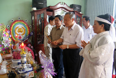 Ông Nguyễn Văn Tự - Ủy viên Trung ương Đảng, Bí thư Tỉnh ủy Khánh Hòa thắp hương cho anh Huỳnh Văn Phước - người bị chết do bão số 11.