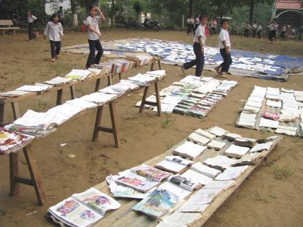 Việc học của các em học sinh vùng bão lũ bị gián đoạn và nhiều khó khăn sau khi bão lũ đi qua (Ảnh: Dân Trí)