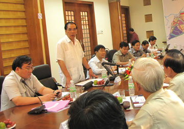 Tổng Bí thư Nông Đức Mạnh phát biểu tại buổi làm việc với Ban Thường vụ Tỉnh ủy.