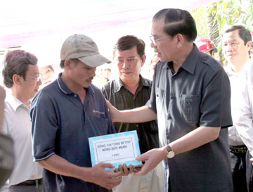 Tổng Bí thư Nông Đức Mạnh thăm hỏi, tặng quà gia đình anh Nguyễn Văn Vê ở thôn Tây Bắc 2, xã Đại Lãnh, huyện Vạn Ninh.