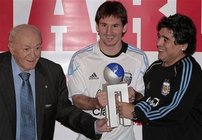 &nbsp;&nbsp;Messi nhận giải thưởng từ tay hai thần tượng Di Stefano (trái) và Maradona.