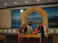 Tiếp và làm việc với đoàn đại biểu tỉnh Chăm-pa-sắc (Lào)