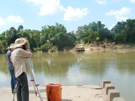 Công ty TNHH 2D khẩn trường khảo sát dự án cầu dân sinh Phú Cốc.