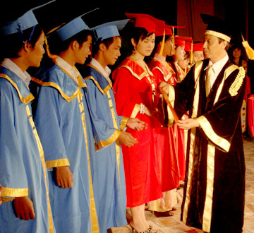 Trao bằng tốt nghiệp cho hơn 900 sinh viên hệ cao đẳng