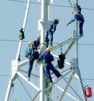 Công ty Cổ phần Điện lực Khánh Hòa thi công phần trụ tại nhánh rẽ lưới 110kV xã Cam Thịnh Đông (Cam Ranh).