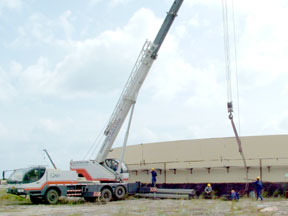 Khẩn trương thi công các bồn chứa xăng dầu.