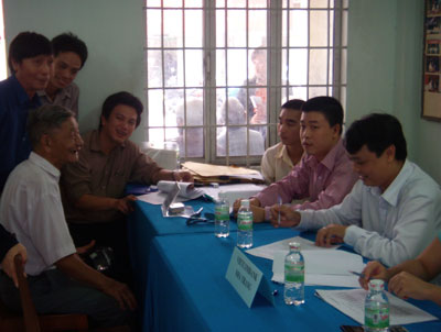 Người dân đến làm thủ tục nhận tiền đền bù, hỗ trợ giải phóng mặt bằng.