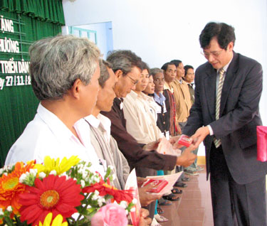 Ông Trần Công Phàn - Phó Chủ tịch UBND tỉnh trao Kỷ niệm chương cho các cá nhân tiêu biểu người dân tộc thiểu số.