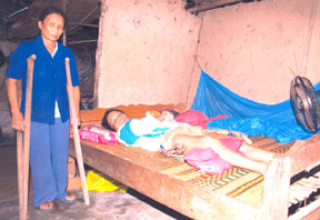 Mẹ con chị Nguyễn Thị Hồng rất cần được giúp đỡ