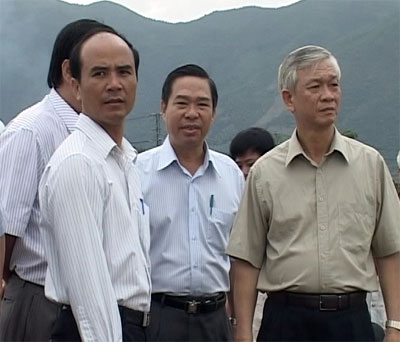 Ông Nguyễn Chiến Thắng - Phó Chủ tịch Thường trực UBND tỉnh Khánh Hòa (bìa phải) đi thị sát công trường.