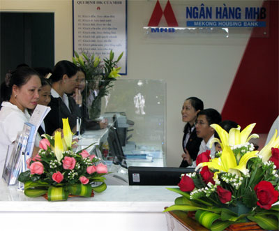 Khách hàng giao dịch tại Phòng Giao dịch Vĩnh Phước.