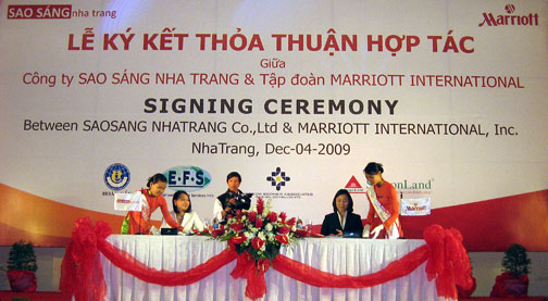 Quang cảnh buổi lễ ký kết.